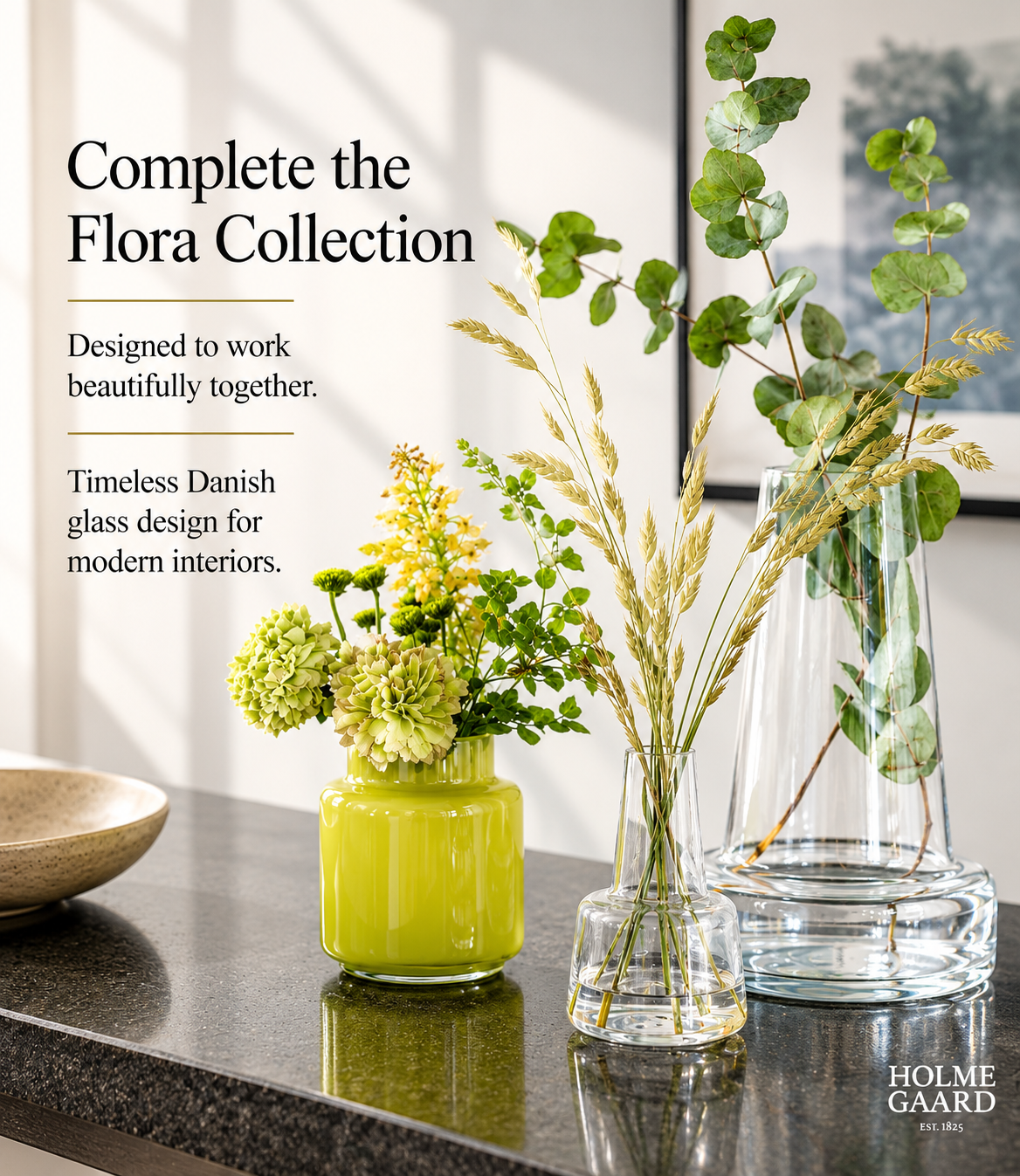 Elegant Glass Flower Vase for Modern Home Décor, Decorative Clear and Coloured Glass Vase with a Stylish Design, Ideal for Fresh Flower Arrangements, Living Room, Bedroom, Dining Table, Office and Contemporary Interior Decoration.