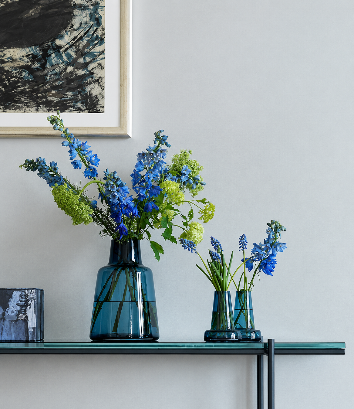 Elegant Glass Flower Vase for Modern Home Décor, Decorative Clear and Coloured Glass Vase with a Stylish Design, Ideal for Fresh Flower Arrangements, Living Room, Bedroom, Dining Table, Office and Contemporary Interior Decoration.